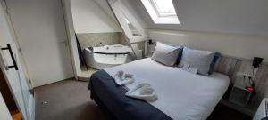 拉姆斯东克斯费尔赫尔酒店的一间卧室配有一张床,浴室设有水槽