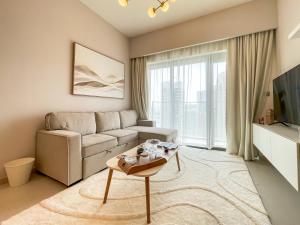 迪拜Amazing apartment next to Dubai Mall 160BR-2的带沙发和电视的客厅