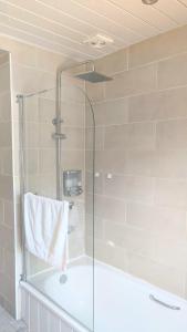 斯基普顿Modern holiday let in Skipton, North Yorkshire的浴室里设有玻璃门淋浴