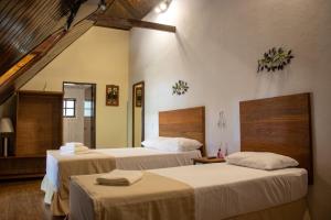 索科罗Hotel Dona Paschoalina的酒店客房,设有两张床和镜子