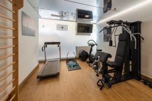马拉加马拉加马里波萨酒店的健身房,室内设有健身器材