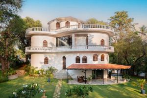 果阿旧城SaffronStays Amarah Pet-friendly Luxury Villa-Assagao, North Goa的花园房屋的 ⁇ 染