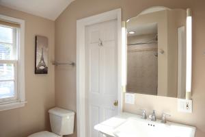海兰帕克Luxury Suite at Private Beach North Shore Residence的一间带水槽、卫生间和镜子的浴室