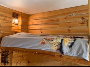 JumetCarpe Diem的一间卧室配有一张木墙床