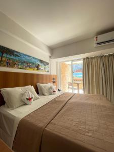 皮帕皮帕斯海湾酒店 的一间卧室设有一张大床和大窗户