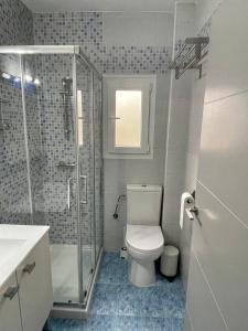 雷阿尔城Doamvid Universidad的一间带卫生间和玻璃淋浴间的浴室