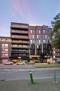 波鸿Design-Apartment - Bochum Zentrum - 2 Balkons - Wanne - 118m2 - Netflix的街道前有车辆停放的建筑物