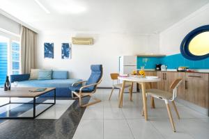 卡门港One bedroom with pool at 500m from Playa Chica, Puerto del Carmen的客厅配有蓝色的沙发和桌子