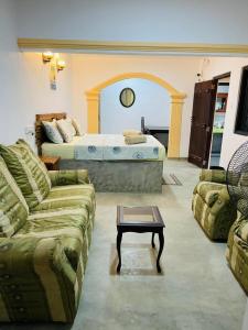希克杜沃阿卡迪亚度假村住宿加早餐旅馆的客厅配有床、沙发和茶几