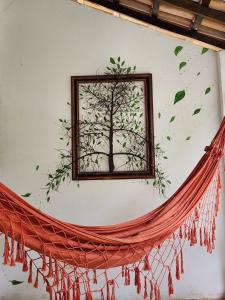 圣安德雷Pousada Vila Gaia的挂在墙上的一棵树上,挂着网