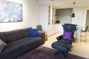 墨尔本Modern Spacious 2BD2Bath - Stunning City Views!的客厅配有沙发和椅子