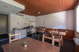 迈尔霍芬Hostel Chillertal的厨房以及带桌椅的用餐室。