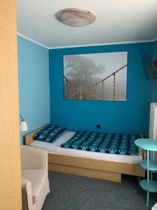 韦尔巴特尔斯城市酒店的卧室配有一张床铺,墙上设有一座桥