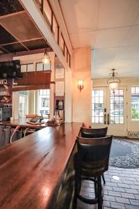 OnancockThe Charlotte Hotel & Restaurant的一间大酒吧,在房间内配有木台面