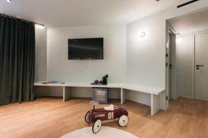 布鲁塞尔Maison Arya的白色的房间,配有书桌和玩具车