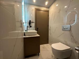 伊斯坦布尔Istanblu Hotel Ataşehir的浴室配有白色卫生间和盥洗盆。