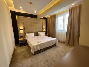 伊斯坦布尔Istanblu Hotel Ataşehir的一间卧室设有一张床和一个大窗户