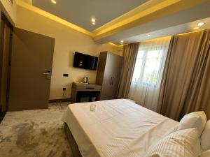 伊斯坦布尔Istanblu Hotel Ataşehir的卧室配有白色的床和窗户。