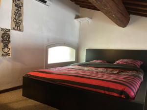 普罗旺斯艾克斯Le Cardinale - Un Voyage en Provence的一间卧室设有一张大床和窗户