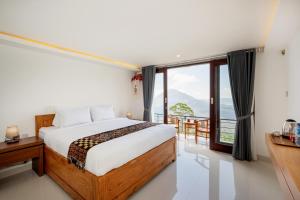 金塔马尼Tegal Sari Cabin Kintamani的一间卧室设有一张床和一个大窗户