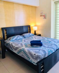 通苏帕Vacaciones Playa Azul的一间卧室配有一张带蓝色和白色棉被的床