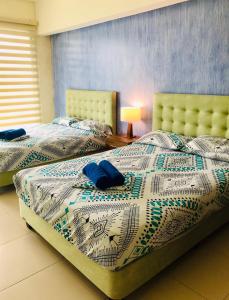 通苏帕Vacaciones Playa Azul的卧室内的两张床和蓝色枕头