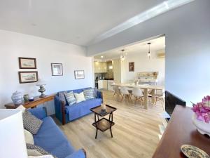 阿玛考德佩拉Armação de Pêra Ocean Breeze by Homing的客厅配有蓝色的沙发和桌子