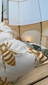 El RosarioLa Colmena Glamping的床上有蜜蜂画的一张床