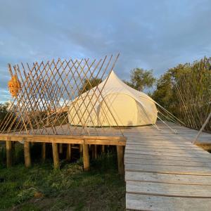 El RosarioLa Colmena Glamping的木板路顶上的帐篷