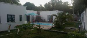 马哈赞加Villa sakinu的庭院中带游泳池的房子