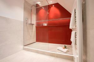 温特贝格Romantik Berghotel Astenkrone的浴室里设有玻璃门淋浴