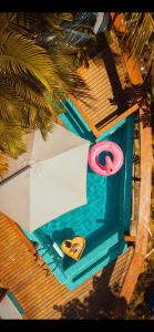 莫罗圣保罗Altavista residence的享有带救生员和游泳池的游泳池的顶部景致