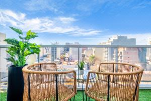 布宜诺斯艾利斯Modern&New Apartment in Palermo的美景阳台配有两把椅子和一张桌子