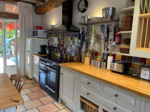 Charming 2-Bed House in St Meard de Gurcon的厨房或小厨房