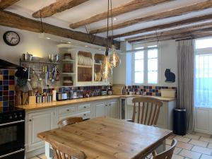 Charming 2-Bed House in St Meard de Gurcon餐厅或其他用餐的地方