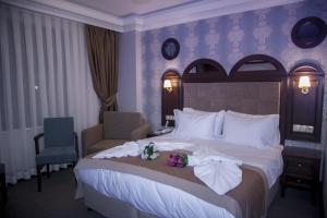伊斯坦布尔金笔酒店的酒店客房,配有一张带鲜花的大床