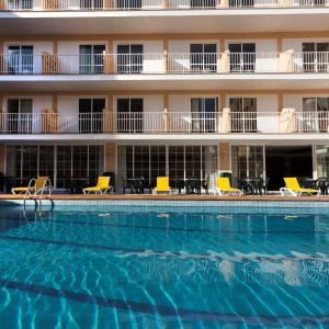 埃尔阿雷纳尔瑞陶特酒店的酒店前的游泳池