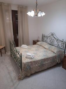 圣维托罗卡波L'Isola nel Mare的一间卧室配有带毛巾的床