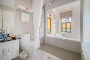 O'nya Phuket Hotel - SHA Extra Plus的一间浴室