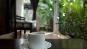 锡吉里亚锡吉里亚奥图纳旅馆的桌上的白咖啡杯和碟子