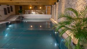 蒂罗尔-泽费尔德Appartement- und Wellnesshotel Charlotte - 3 Sterne Superior的一座建筑物中央的游泳池