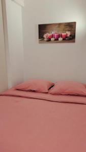 蒙特利马尔Appartement的一张带两个红色枕头的床和一张墙上的照片