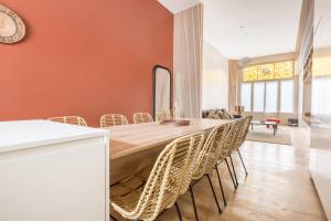 里尔Luxueux Logement Design 4 ch Climatisé的用餐室配有长木桌子和椅子