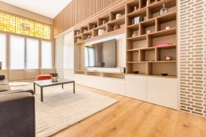 里尔Luxueux Logement Design 4 ch Climatisé的带沙发和电视的客厅
