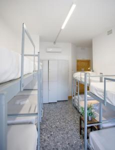 桑蒂蓬塞Italica Hostel的一间设有几张双层床的客房