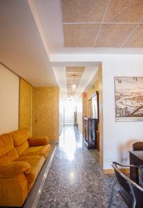 桑蒂蓬塞Italica Hostel的客厅的沙发位于走廊