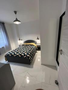 马赛Appartement Marseille - Le Canet的一间白色客房内的床铺卧室