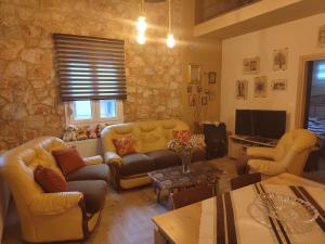弗洛里纳Villa Stella的客厅配有黄色沙发和电视