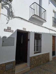 扎哈拉La Gonzala的白色的建筑,设有门和阳台