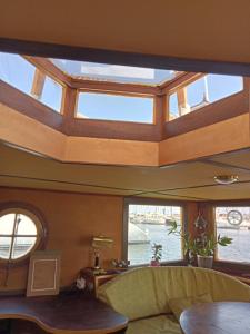 格吕桑Bateau de pirates的客房拥有天窗天花板。